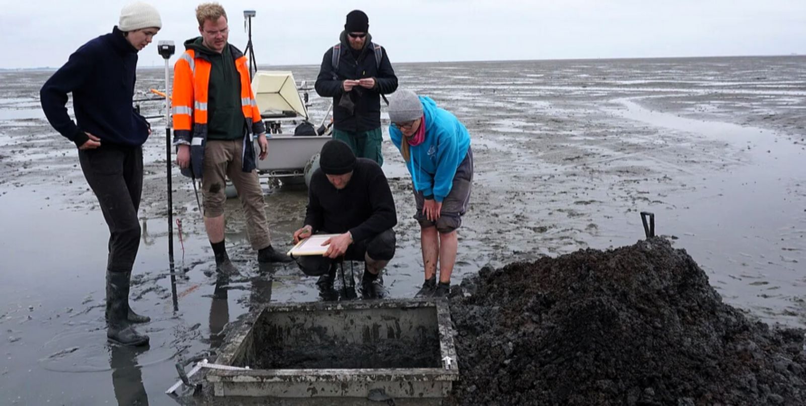 Rungolt Ausgrabung: Ein spezieller Metallrahmen ermöglicht im Watt archäologische Grabungen von einem Quadratmeter Größe, die während einer Ebbe ausgegraben und dokumentiert werden können. Foto: Blankenfeldt, Schleswig