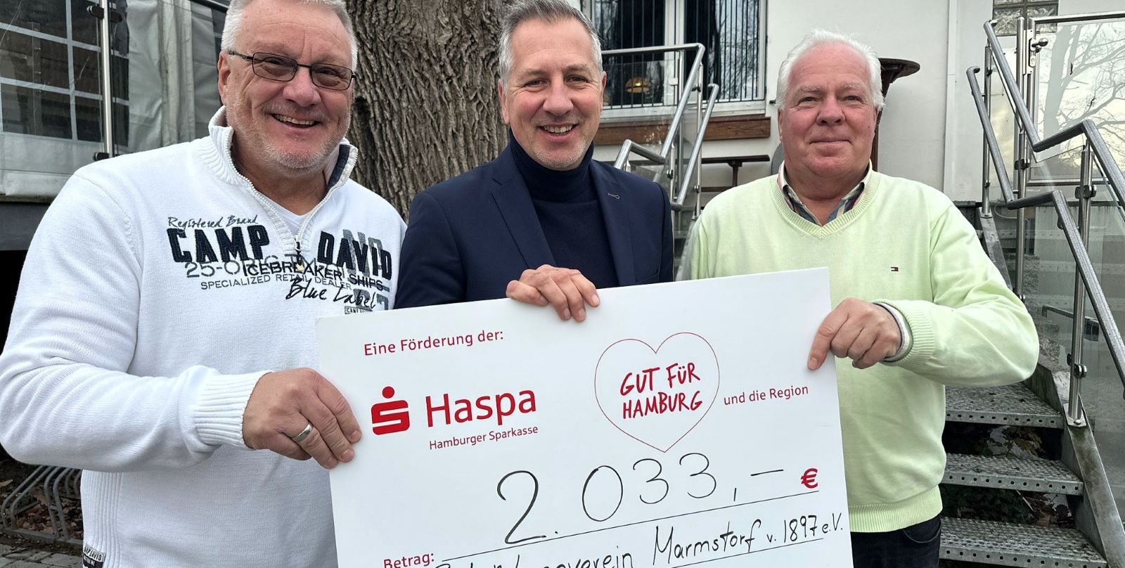 Stefan Heidtmann (v.l.), Daniel Schulz (Haspa Marmstorf) und Helmut Franke vor dem Marmstorfer Schießstand. Foto: Tapken