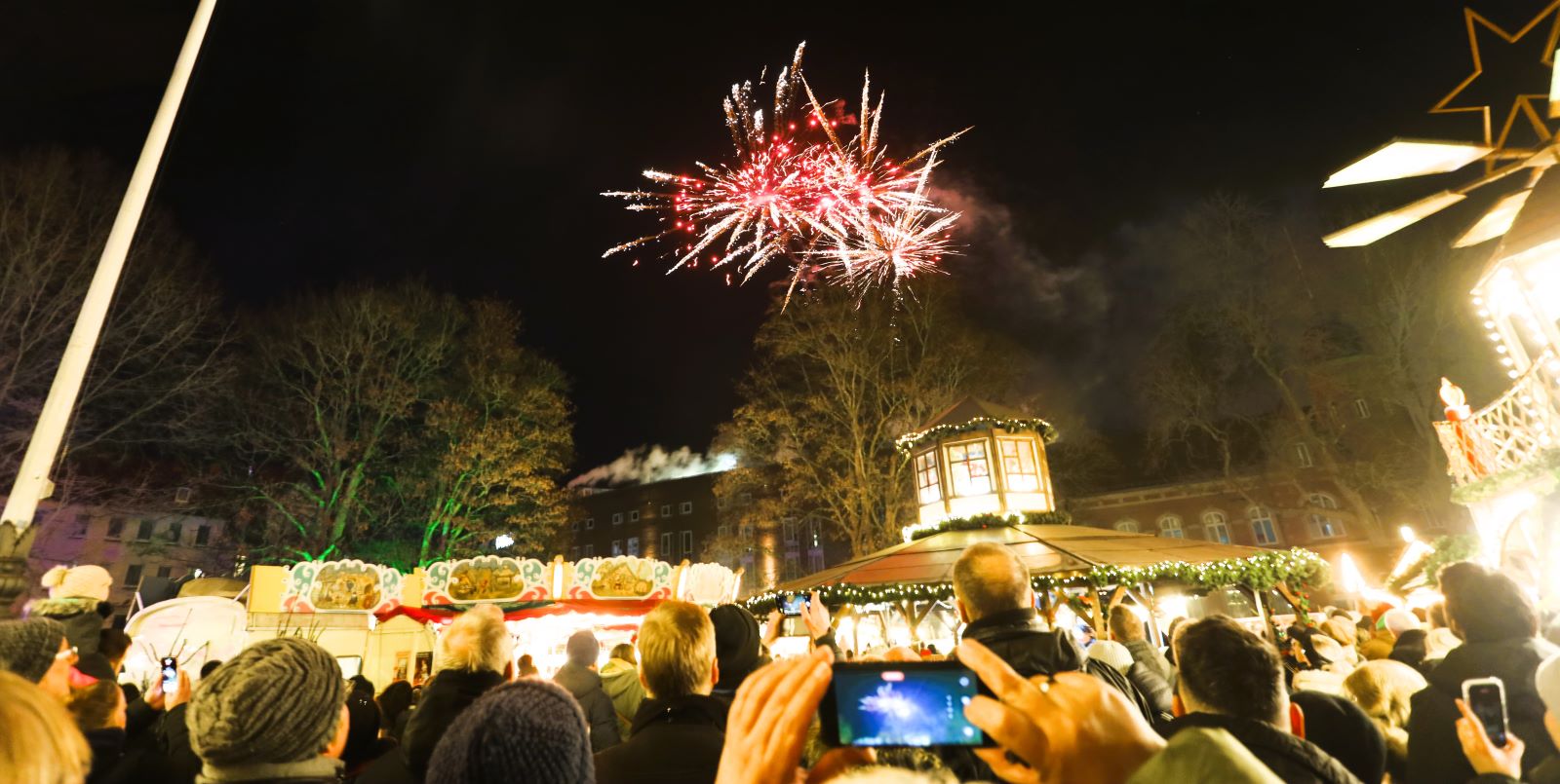 Gut 15 Minuten dauerte das Feuerwerk, das vom Dach der Harburg Arcaden gezündet wurde. Foto: Christian Bittcher