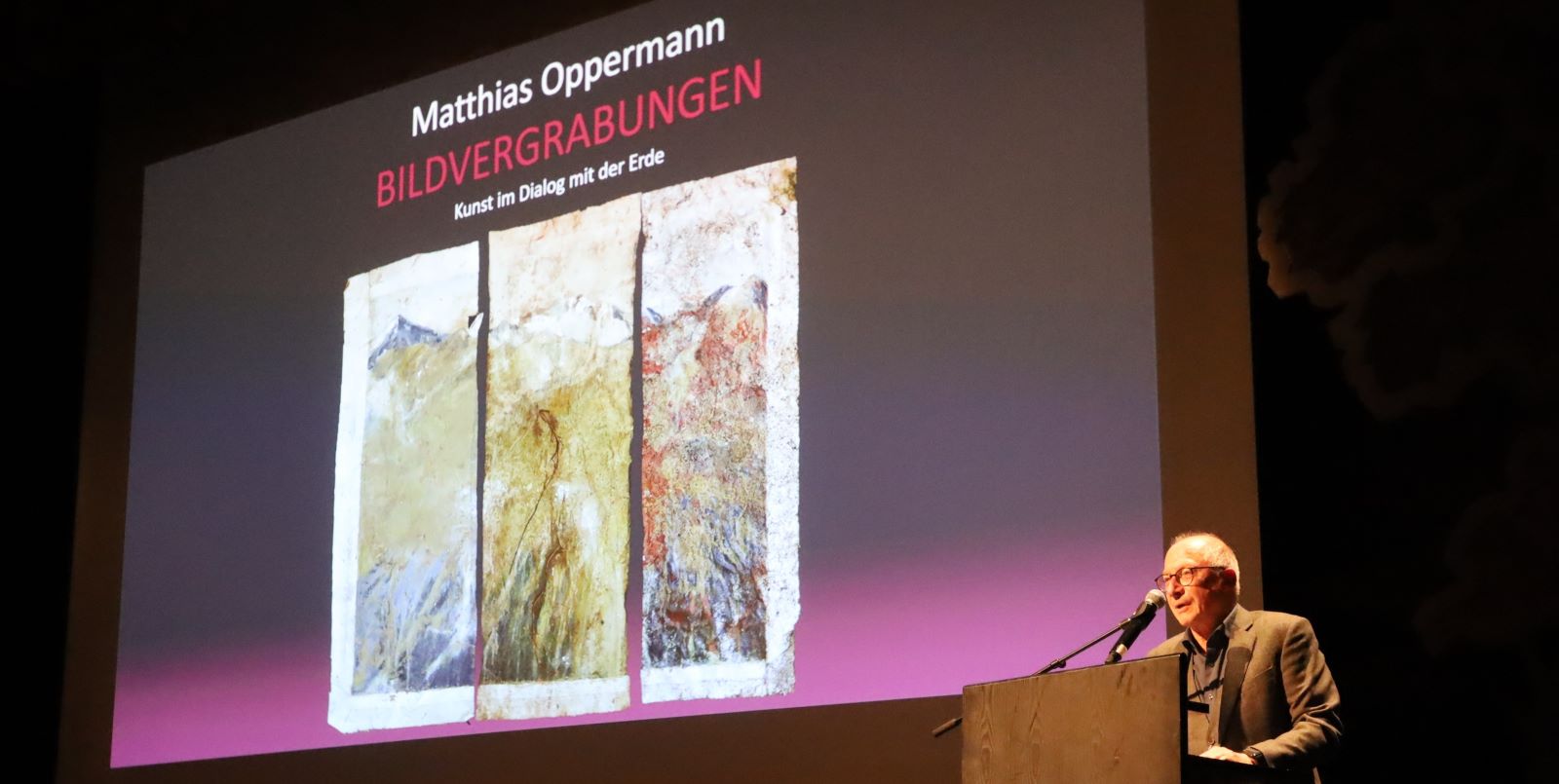 Künstler Matthias Oppermann bei der Ausstellungseröffnung. Foto: Bittcher