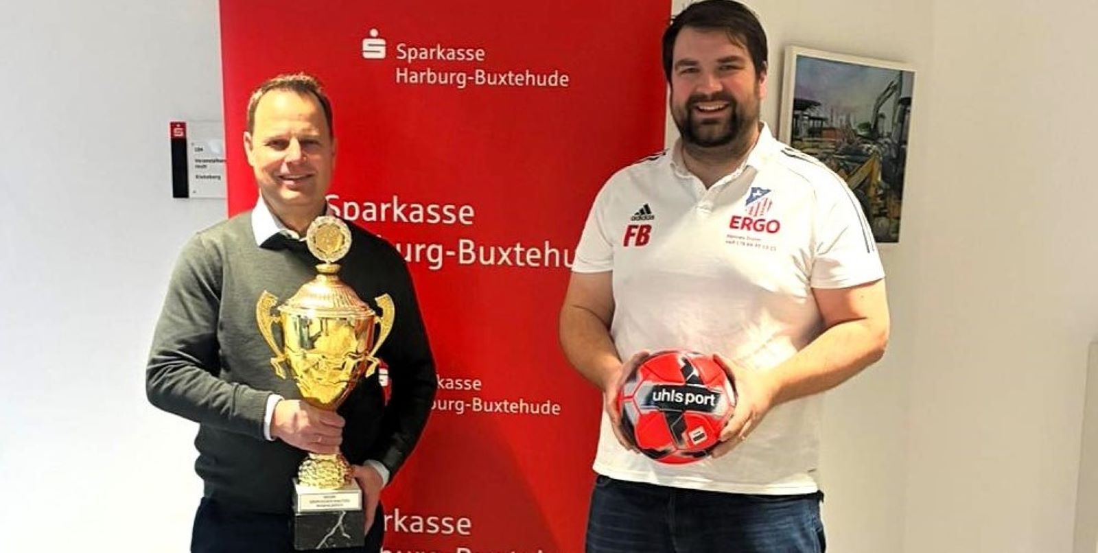 Freuen sich auf die Turniere in der Rosengarten-Halle: Jörn Stolle (links) von der Sparkasse Harburg-Buxtehude und Turnierchef Fabian Bartels vom FC Rosengarten. Foto: FC Rosengarten
