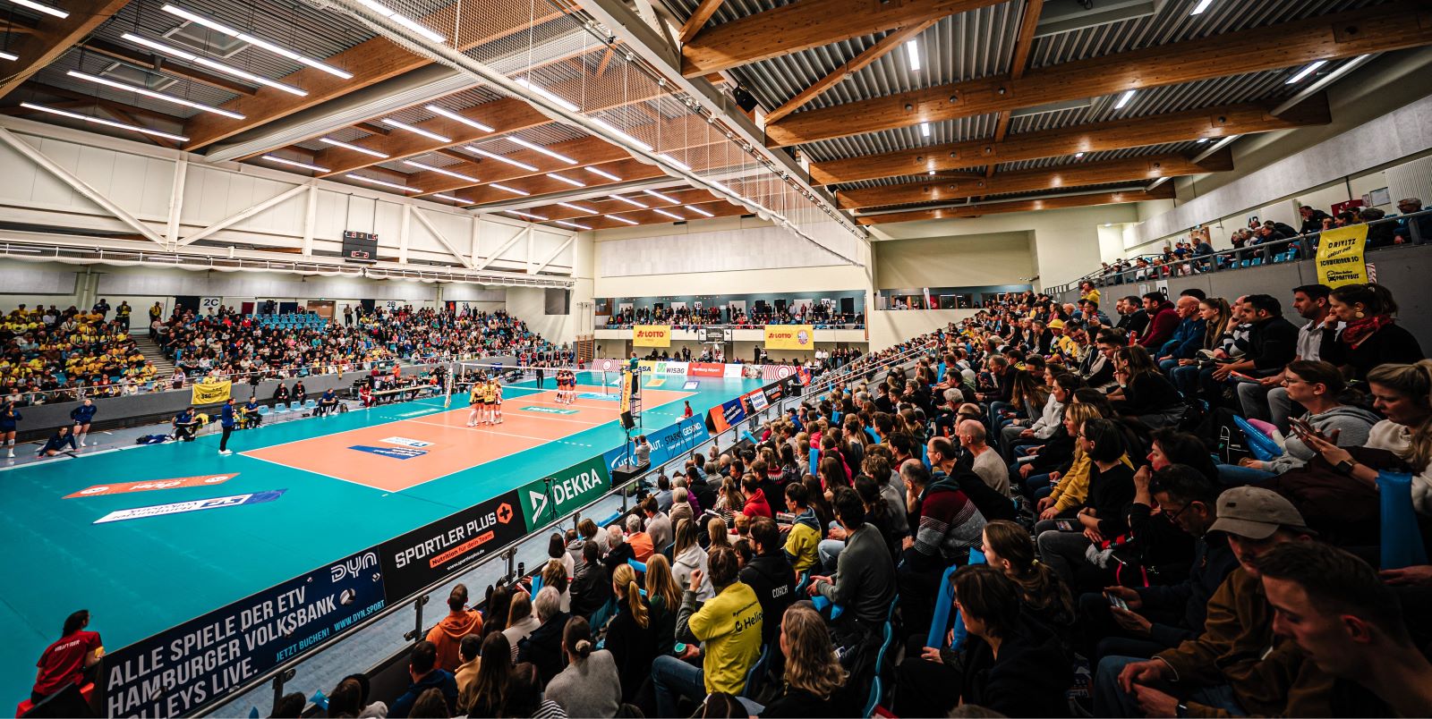 1.408 Zuschauer schauten sich das Volleyball-Bundesligaspiel der ETV Hamburger Volksbank Volleys gegen SSC Palmberg Schwerin an – Rekordkulisse. Foto: Justus Stegemann