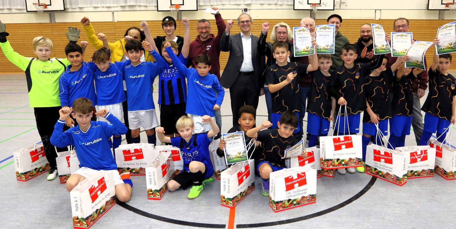 Siegerehrung nach dem Einlagespiel: Alle Spieler erhielten eine Geschenktüte vom Handelshof sowie eine Siegerurkunde und wurden durch den Harburger Bezirksamtsleiter Christian Carstensen sowie die Schirmherrin des Turniers, Birgit Stöver, einzeln ausgezeichnet. Foto: Christian Bittcher