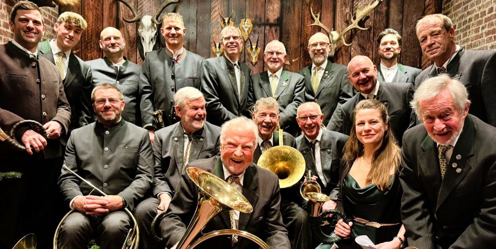 Traditionell wurden die Gäste durch die Jagdhornbläser - hier in der Fotobox - zum Ball begrüßt. Foto: Jägerschaft