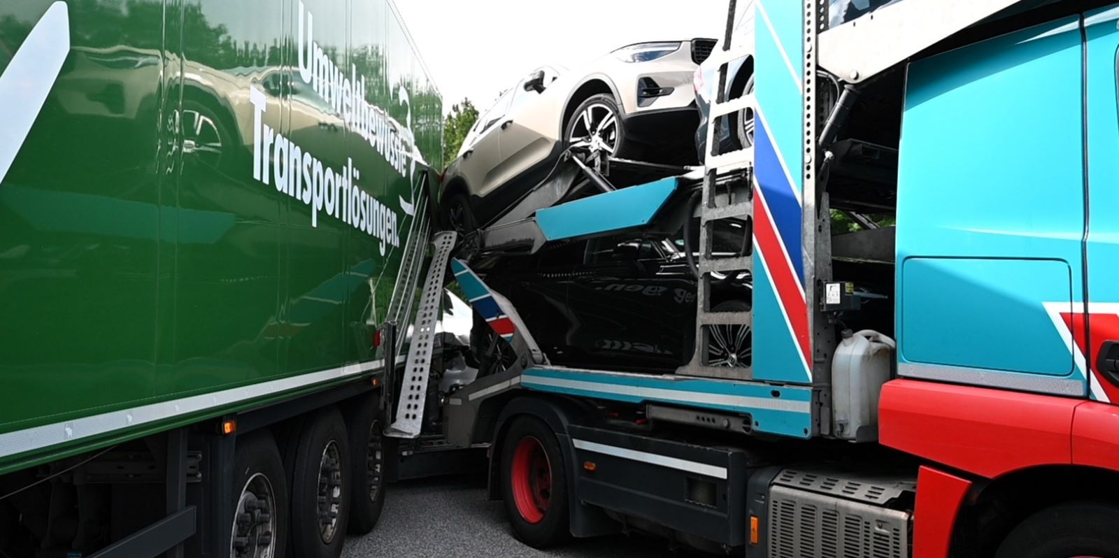 Durch die Wucht des Aufpralls verkeilten sich beide Fahrzeuge so stark ineinander, dass ein Abschleppunternehmen mit Spezialgerät anrücken musste. Foto: Lenthe-Medien