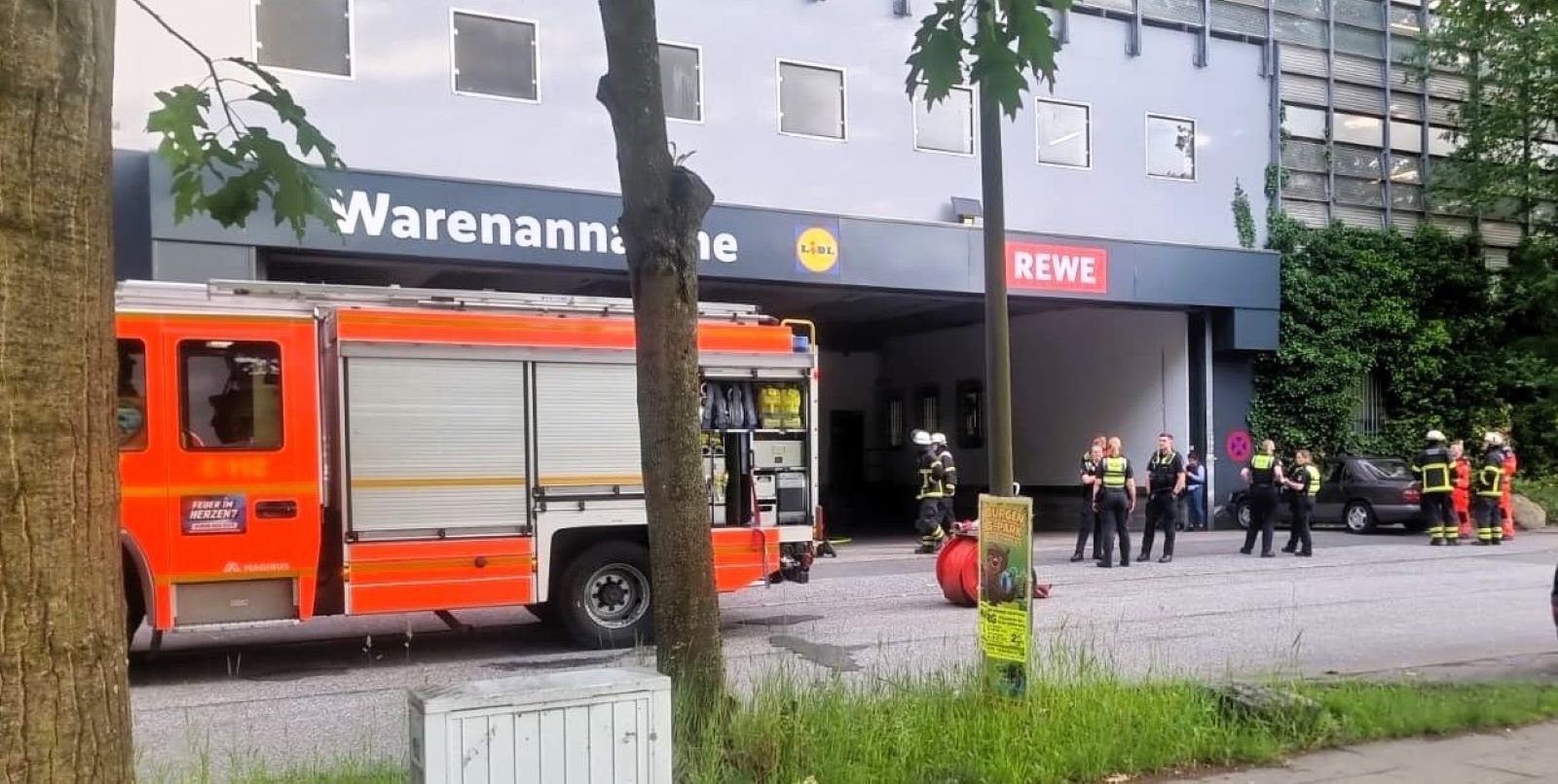Ein Schwelbrand an einer Laderampe des Luna Centers hat am Montagabend einen Feuerwehreinsatz ausgelöst. Foto: Lenthe-Medien/Hingeberg-Pedersen