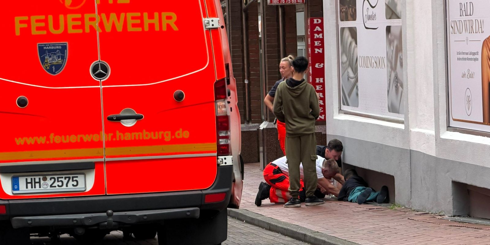 Ungewöhnlicher Rettungseinsatz im Deichhausweg: Ein etwa zehnjähriger Junge war mit seiner Hand in einem Lichtschachtgitter stecken geblieben. Foto: Lenthe-Medien