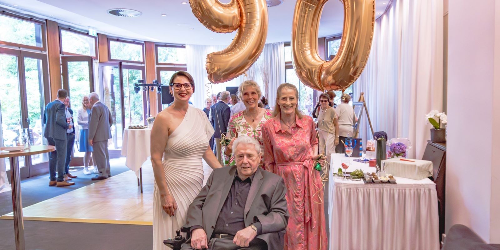 Hermann Stein, hier mit Ehefrau Anita (links) und den beiden Töchtern Barbara Stein (2.v.r.) und Bettina Ruppert, feierte seinen 90. Geburtstag im Privathotel Lindtner in Heimfeld. Foto: Niels Kreller