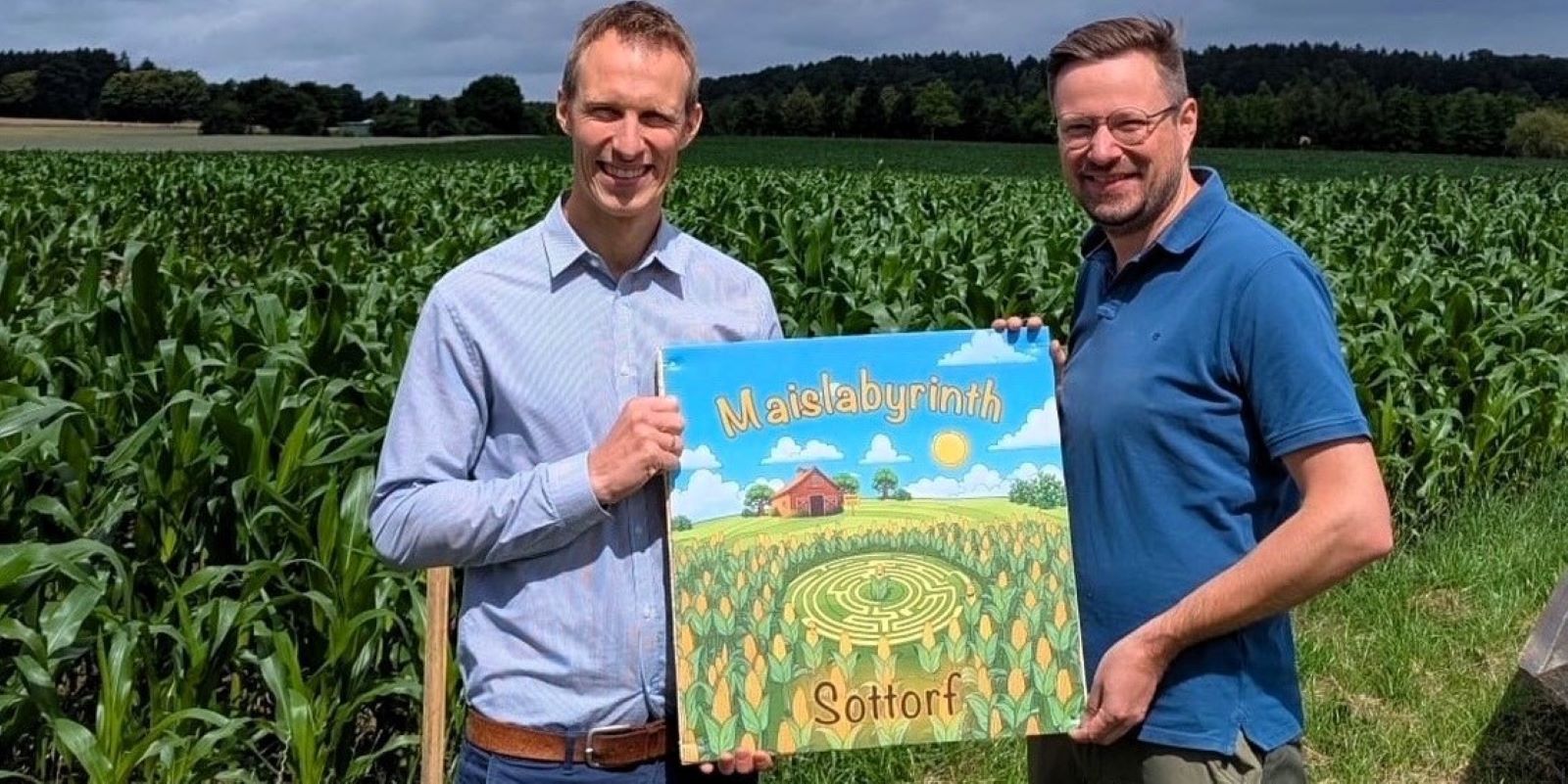 Ole Swars und Andreas Renck verwirklichten das Maislabyrinth in Sottorf. Foto: pr