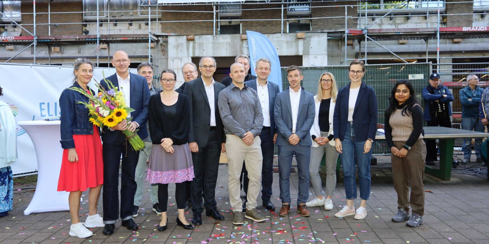 Richtfest an der ELS: Schulleiter Tobias Langer (2. v.l.) begrüßte auch Bildungssenatorin Ksenija Bekeris (4.v.l.) und Bezirksamtsleiter Christian Carstensen (6. v.l.) Foto: Christian Bittcher