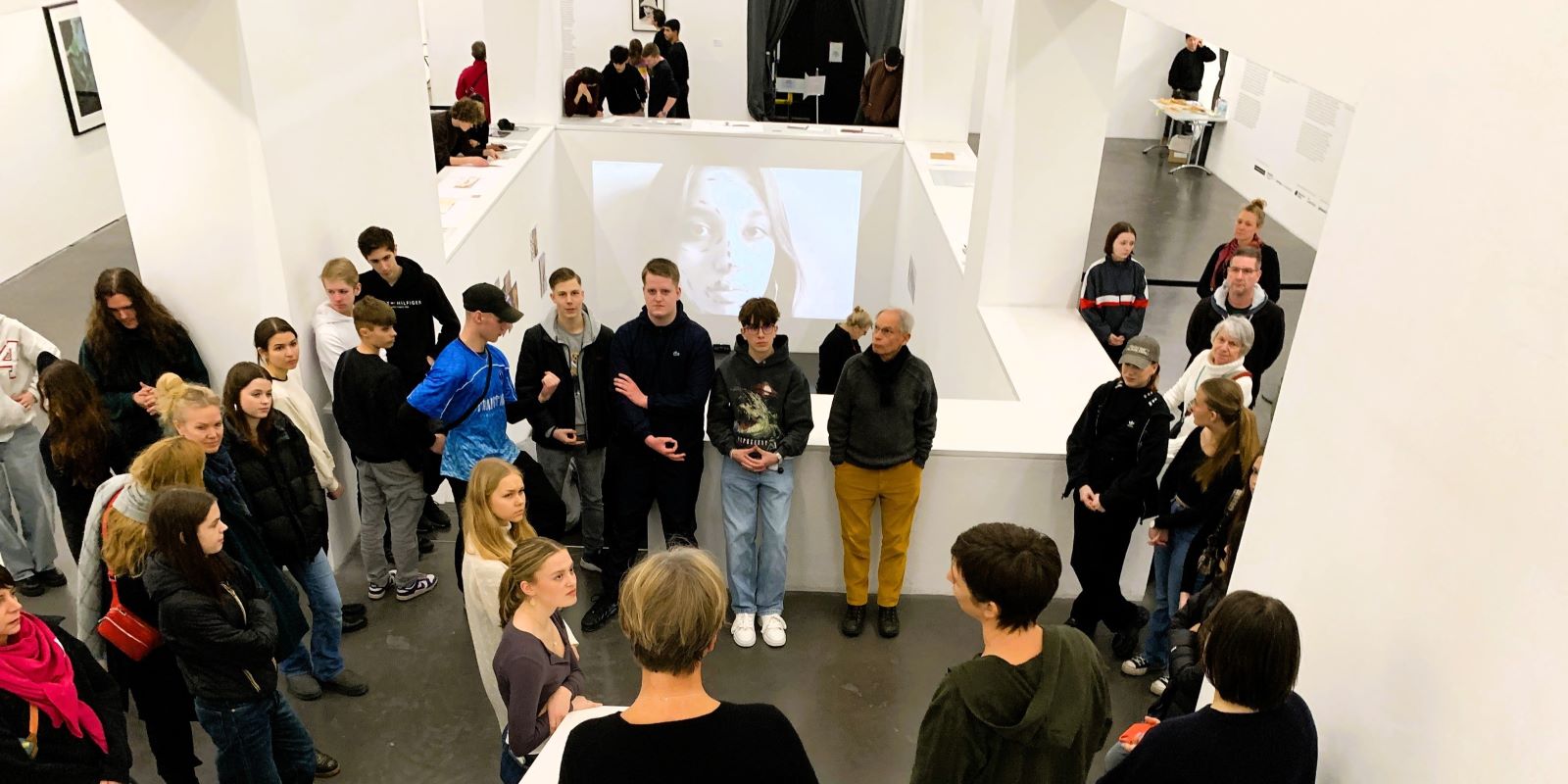 Im Rahmen des Projekts setzten sich die IKG-Schüler des Kunstprofils „Kulturelle Welten“ mit der Fotokünstlerin Cindy Sherman auseinander. Foto: IKG