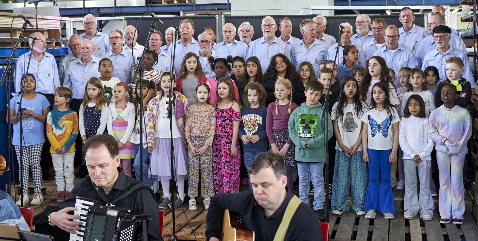 Die Kinder der Aueschule und der Chor Harmonie gemeinsam auf der Bühne. Foto: pr