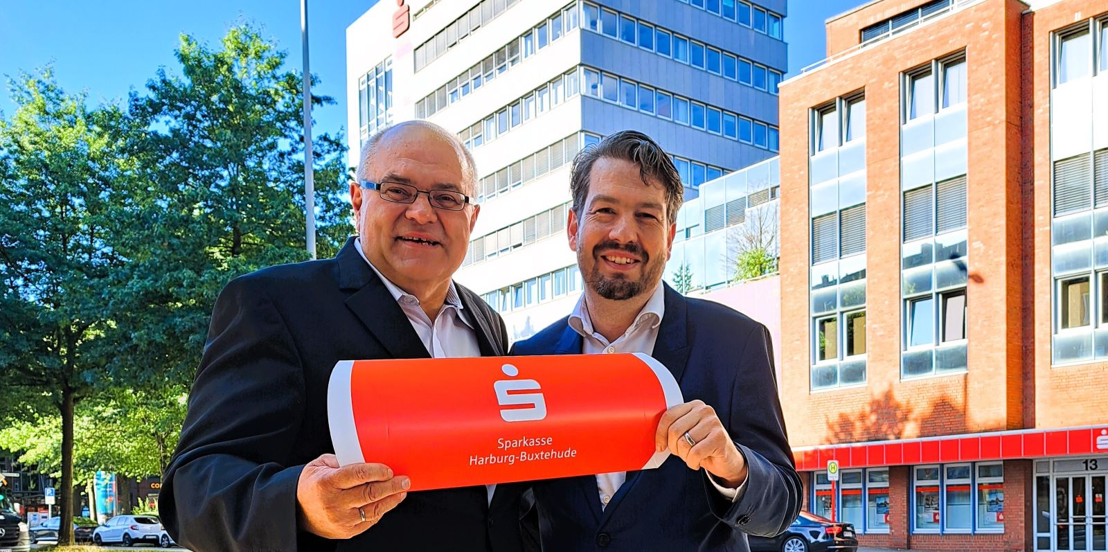 Sparkasse Harburg-Buxtehude: Bernd Meyer übergibt den Staffelstab an Johannes Nettekoven. Foto: Sparkasse