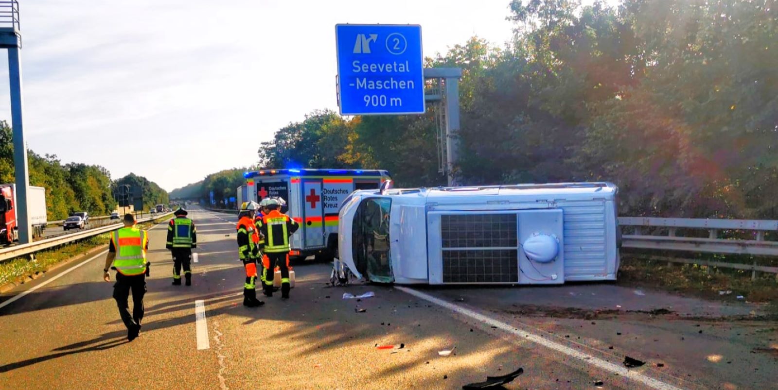 Das Wohnmobil fuhr in die Leitplanke und kam auf der Seite zum Liegen. Foto:  Remon Hirschmeier, FF Maschen
