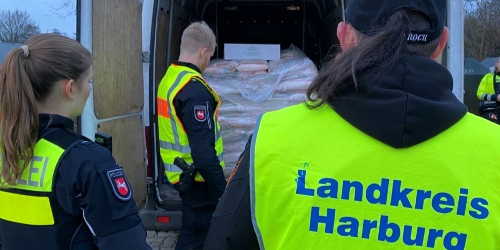 Polizei und Gewerbeaufsicht bei der Kontrolle eines Fahrzeugs an der B3. Foto: Polizei