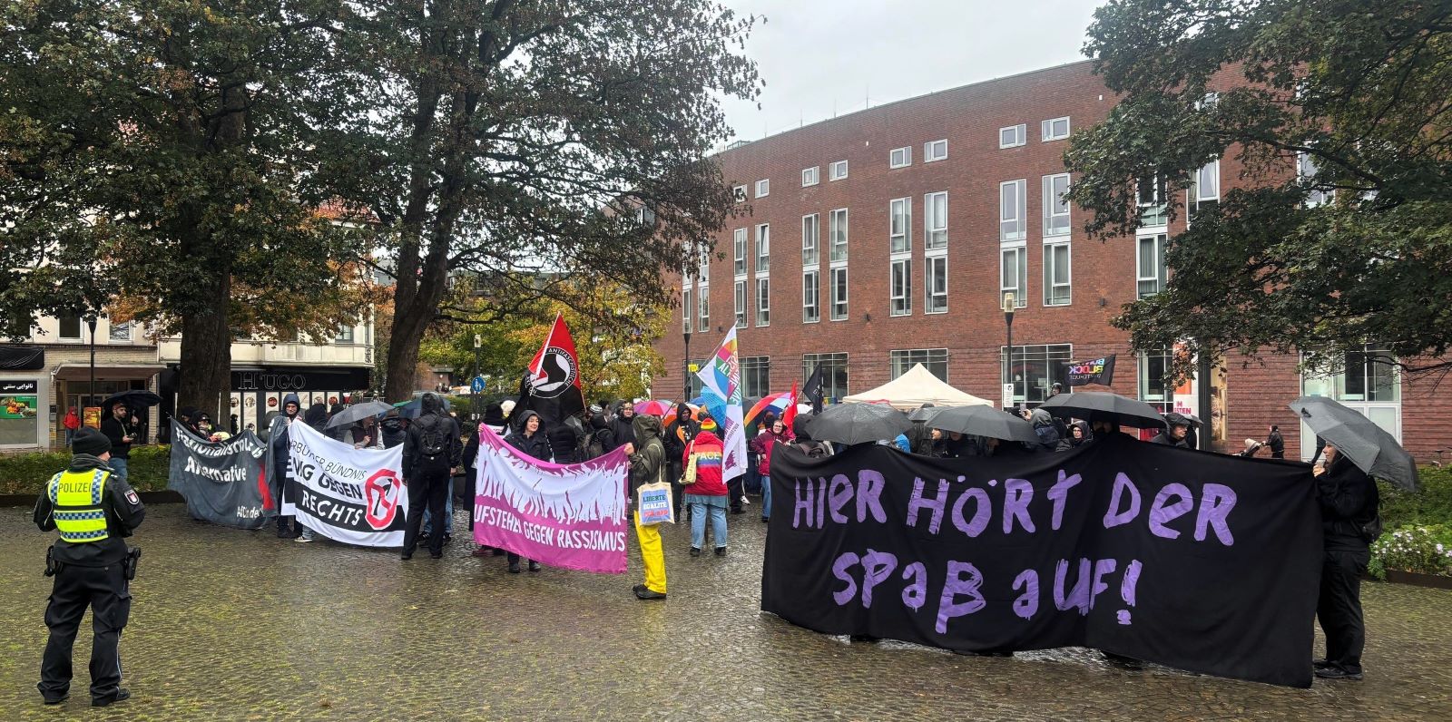 Auf dem Harburger Rathausplatz standen etwa 15 Teilnehmer der rechten Versammlung einer deutlich größeren Zahl von Gegendemonstrierenden gegenüber. Foto: Lenthe-Medien/Miller