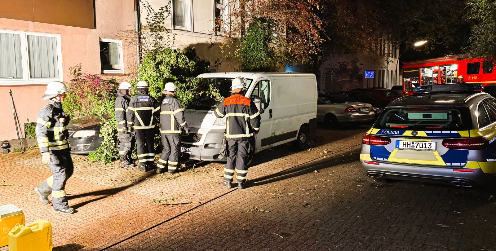 Die Hamburger Feuerwehr ist am Sonntagabend zu einem weiteren wetterbedingten Einsatz ins Phoenix-Viertel ausgerückt.  Foto: Lenthe-Medien