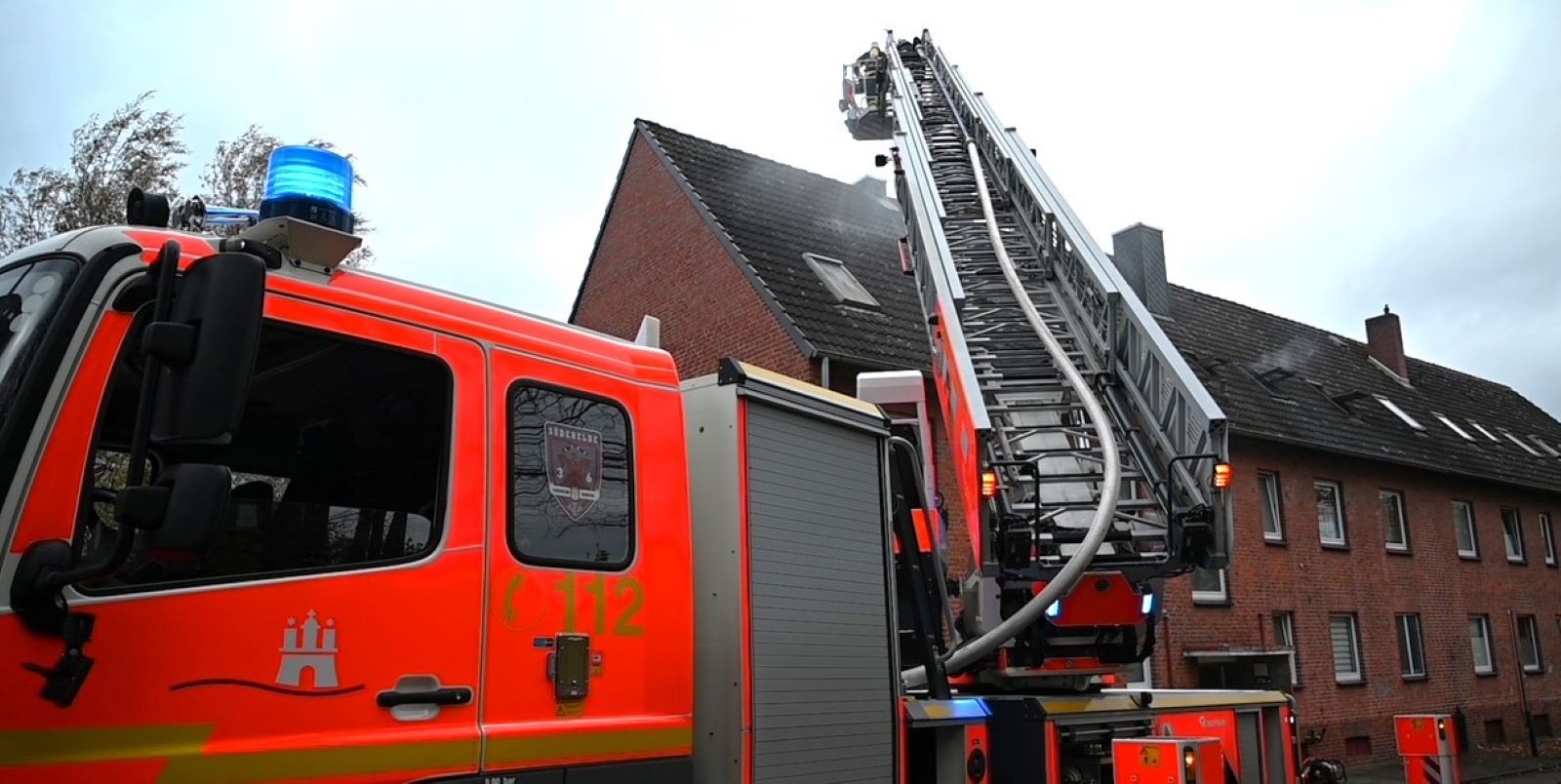 Küchenbrand in Neugraben: Die Feuerwehr Hamburg war insgesamt mit 50 Einsatzkräften der berufs- und freiwilligen Feuerwehr rund vier Stunden im Einsatz. Foto: Lenthe-Medien
