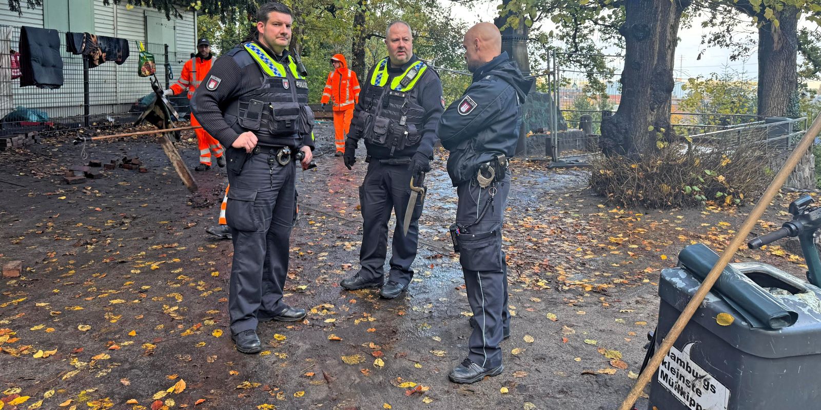 Bei einem Mann aus der Szene stießen Polizisten zudem auf ein  griffbereit liegendes Kurzschwert – die Waffe wurde beschlagnahmt, gegen  den Mann wird nun ermittelt. Foto: Lenthe-Medien/Reimer