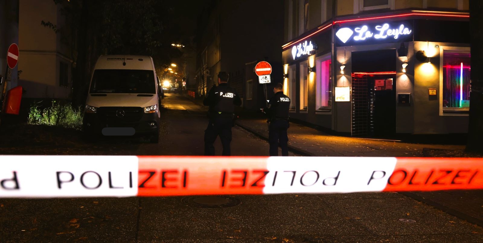 Der Bereich wurde weiträumig abgesperrt, Spuren gesichert und nach der Tatwaffe und Patronenhülsen gesucht.  Foto: Lenthe-Medien