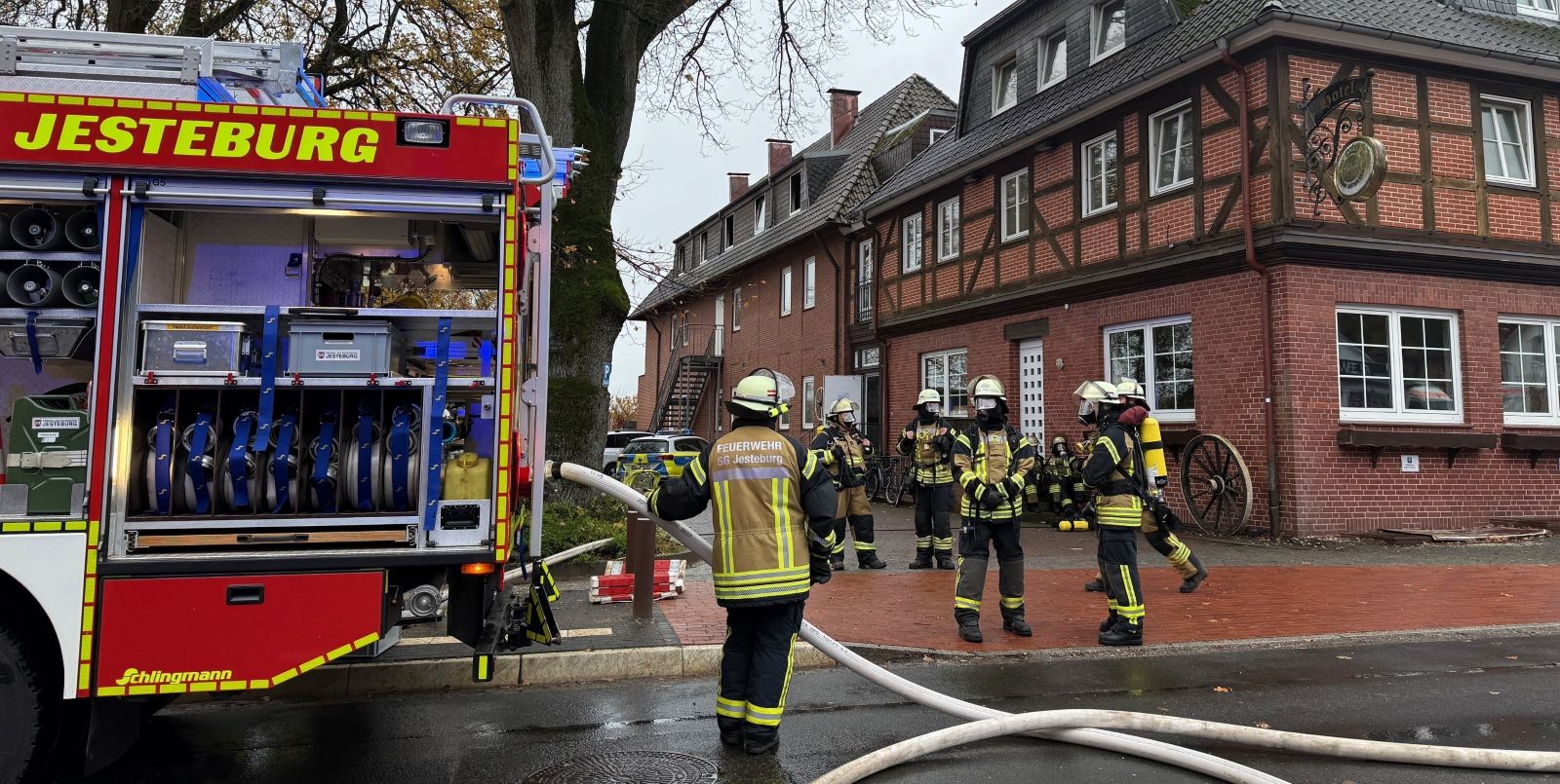 Die Feuerwehr wurde am Freitag zu einer Flüchtlingsunterkunft in der Hauptstraße in Jesteburg alarmiert. Foto: Lenthe-Medien