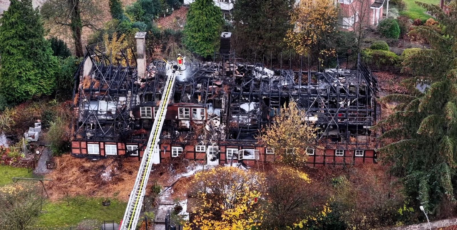 Am Tag nach der Feuer-Katastrophe wird deutlich, wie stark die Flammen gewütet haben. Das alte Haus ist zerstört. Foto: Lenthe-Medien