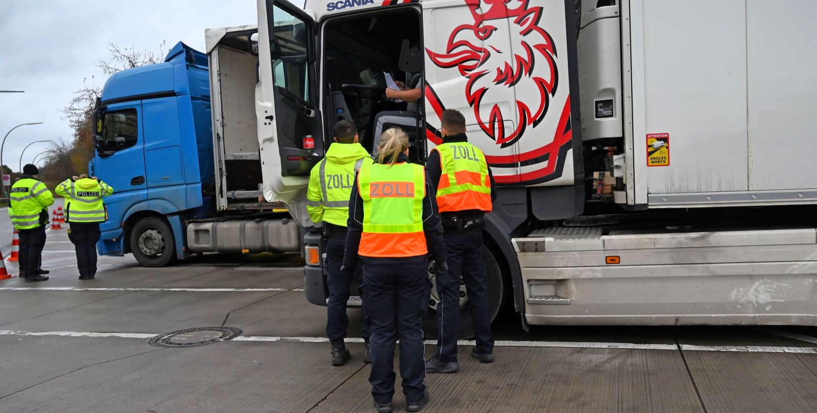 Großangelegte Lkw-Kontrolle auf dem Rastplatz Harburger Berge. Foto: Lenthe-Medien/Dobs