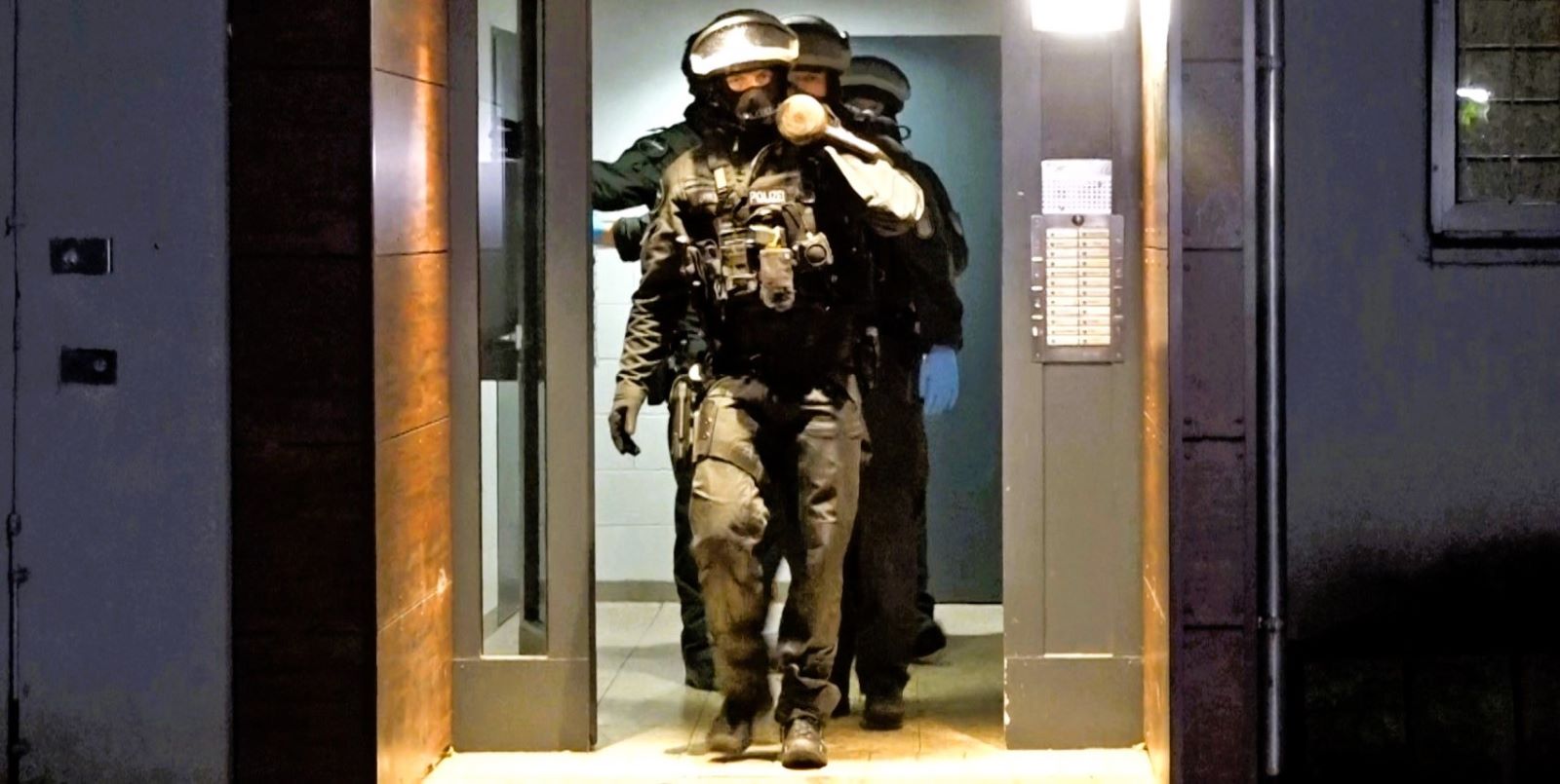 Die Unterstützungseinheit für robuste Einsatzlagen der Polizei, kurz USE, stürmt schwerbewaffnet eine Wohnung in einem Hochhaus im Karl-Arnold-Ring. Foto: Lenthe-Medien