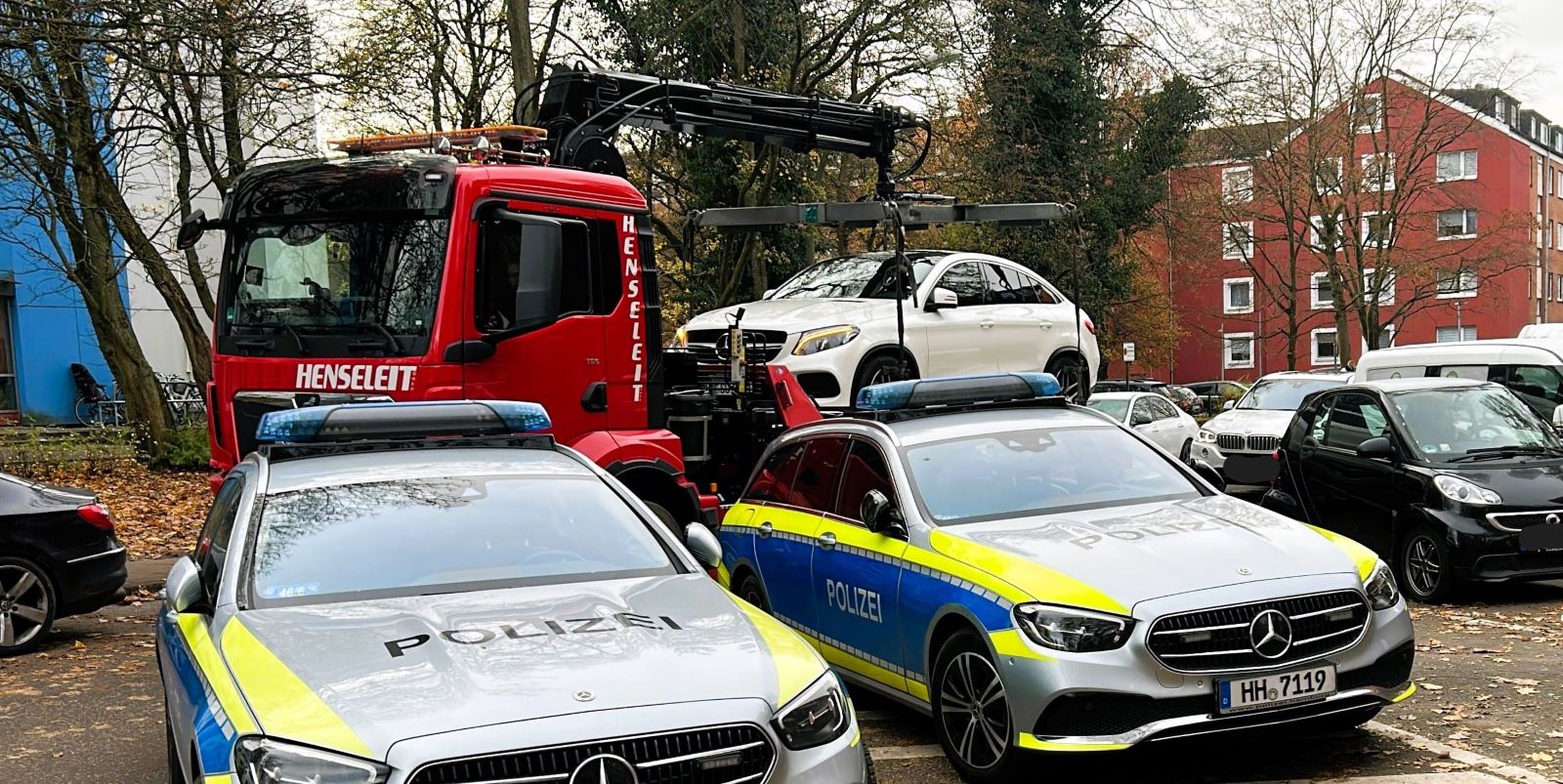 Den Einsatzkräften gelang es schließlich, das Fahrzeug sicherzustellen und zur Spurensicherung auf einen Verwahrplatz zu überführen. Foto: Lenthe-Medien