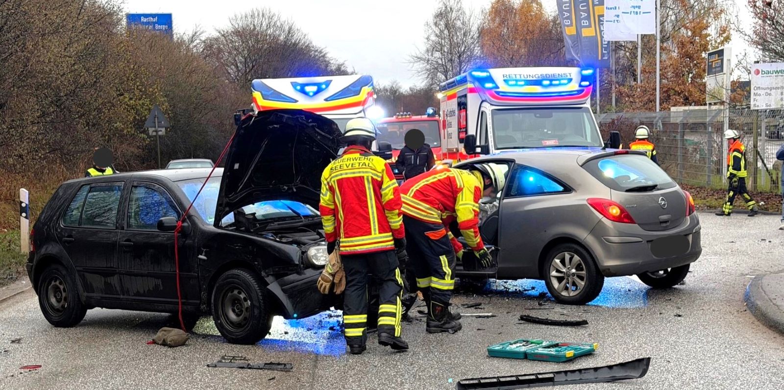 Zwei Pkw kollidierten Freitag frontal auf der Maldfeldstraße miteinander. Foto: Lenthe-Medien