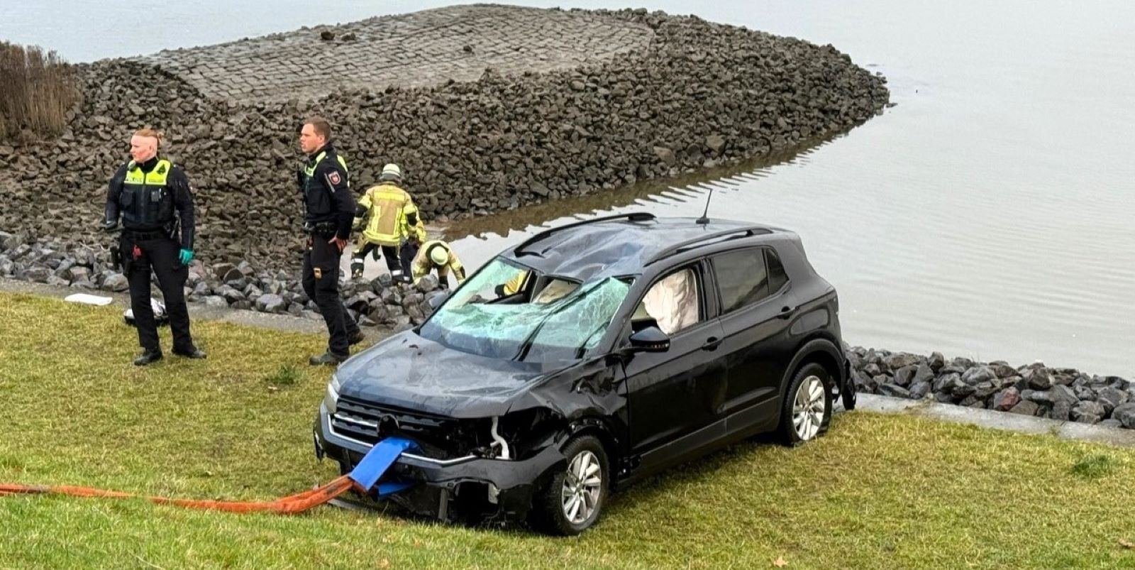 Der Wagen wurde durch die Feuerwehr gesichert und an Land gezogen. Auslaufende Betriebsstoffe wurden von den Einsatzkräften gebunden. Foto: Lenthe-Medien