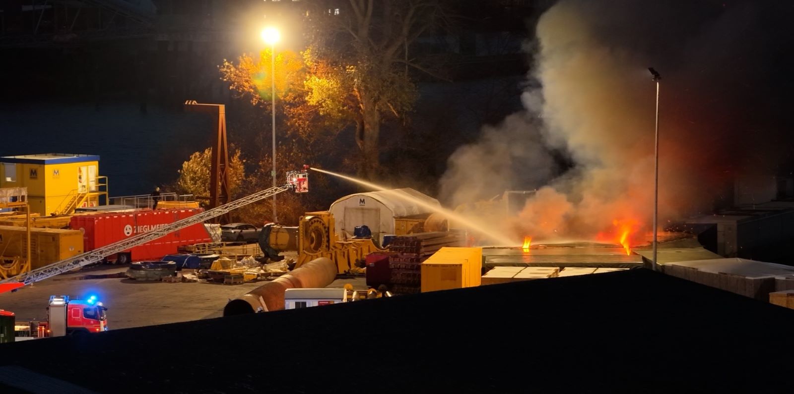 Containerbrand in Wilhelmsburg: Polizei und Feuerwehr waren mit einem Großaufgebot vor Ort. Foto: Lenthe-Medien