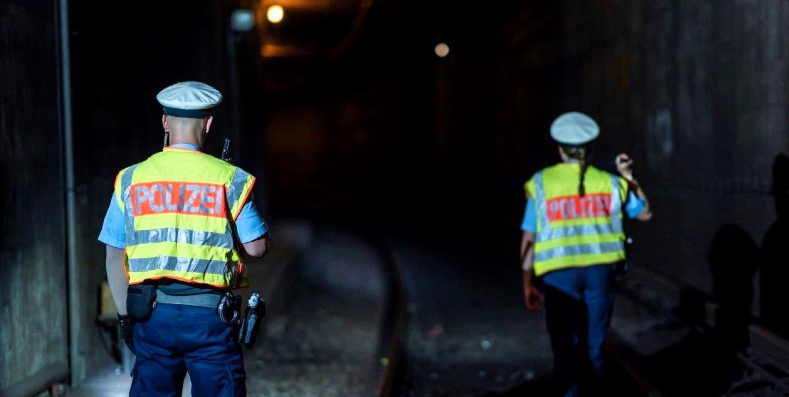 Bundespolizisten suchen einen Bahn-Tunnel nach Personen ab. Symbol-Foto: Bundespolizei