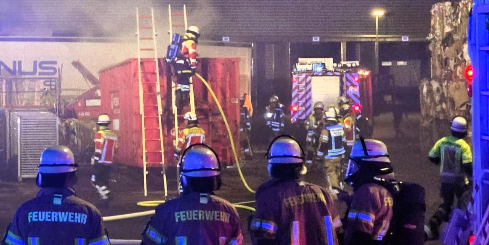 Die Feuerwehren waren in Stelle im Einsatz, um einen brennenden Großcontainer zu löschen. Foto: Gräfe/Grimm/Müller, FF Maschen