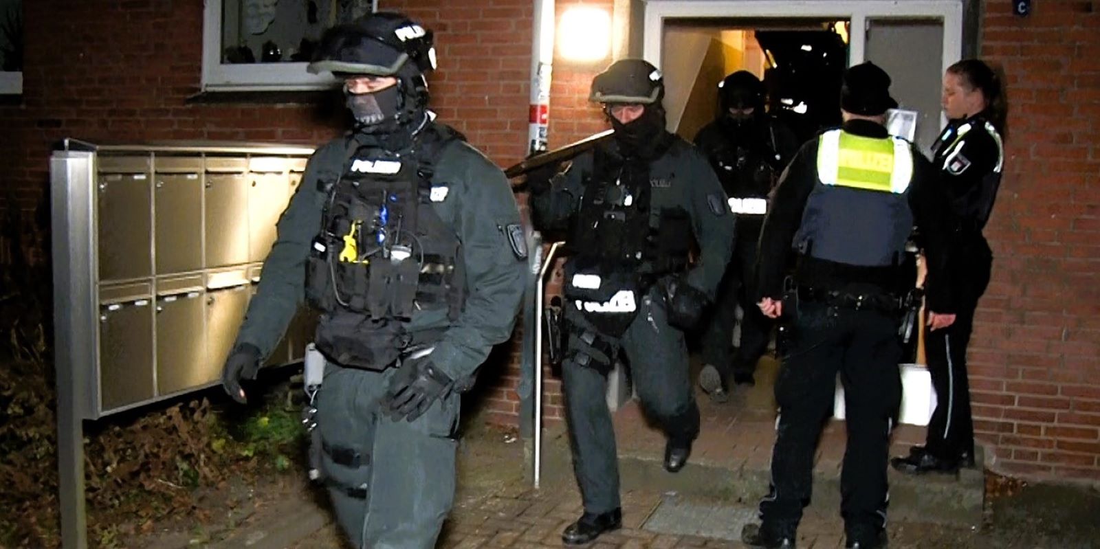 Wegen der zunächst unklaren Gefahrenlage bereitete die Unterstützungseinheit (USE) der Hamburger Polizei einen möglichen Zugriff vor. Foto: Lenthe-Medien