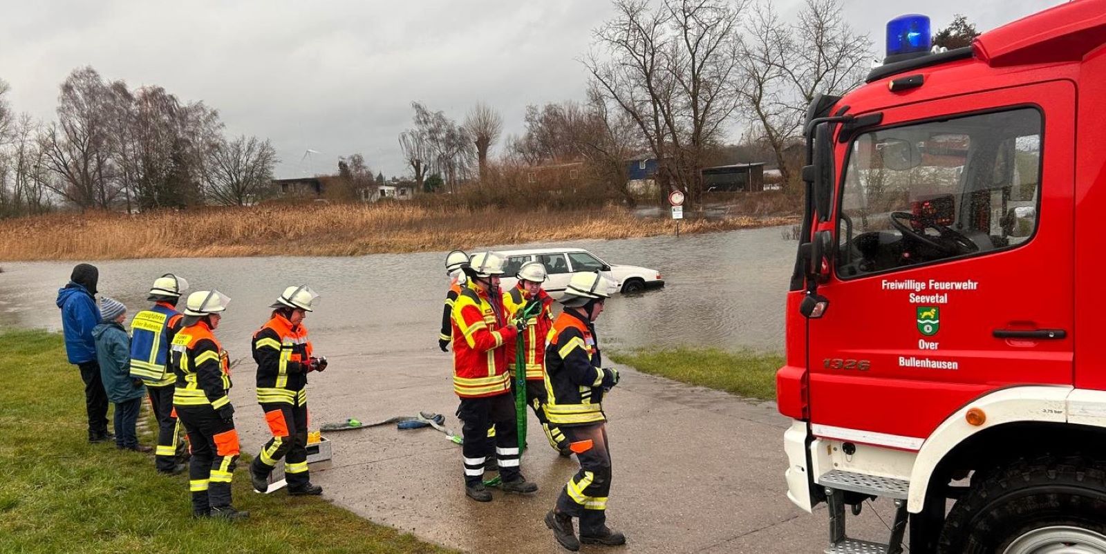 Die Besitzer des Volvos hatten ihren Wagen auf dem Parkplatz hinter dem Deich abgestellt. Als sie zurückkehrten, stand das Auto bereits komplett im überfluteten Bereich. Foto: Lenthe-Medien/Presang