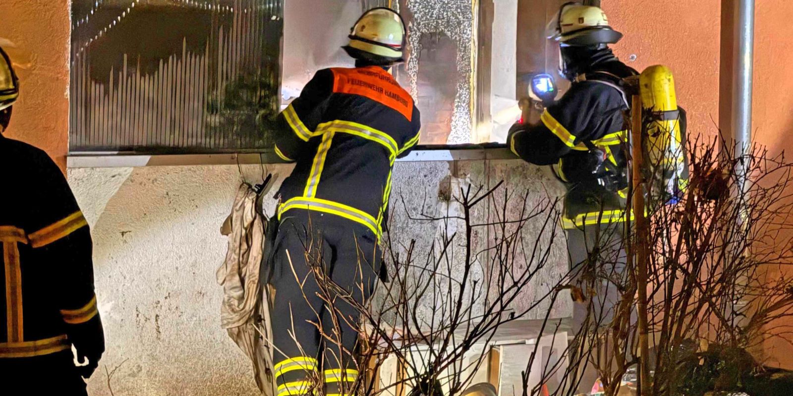 Im Anschluss löschten die Einsatzkräfte von außen letzte Glutnester ab. Foto: Lenthe-Medien/Harms