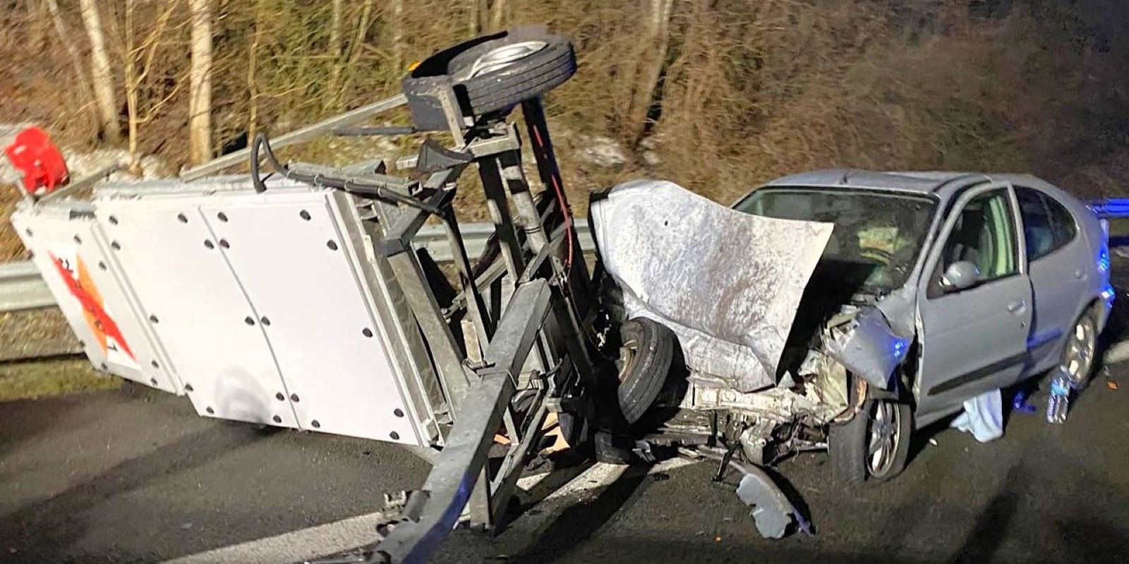 Ein Pkw der Marke Renault prallte in eine Baustellenabsicherung auf der A7 bei Ramelsloh. Foto: FF Ohlendorf