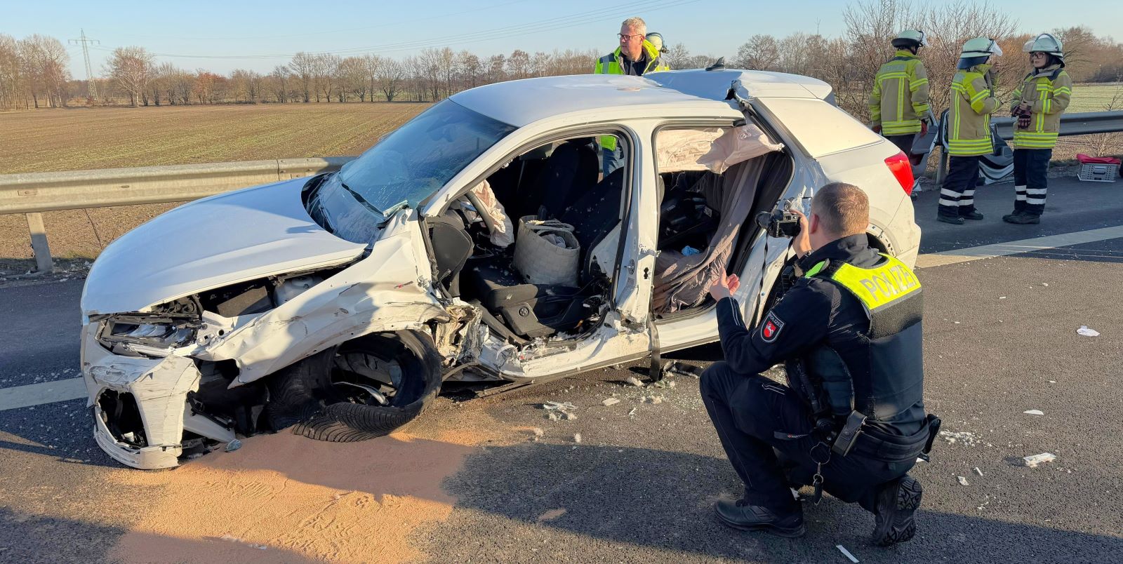 Einsatzkräfte an der Unfallstelle: Die Fahrerin war im deformierten Wagen eingeklemmt und musste von Feuerwehr und Rettungsdienst befreit werden. Foto: Lenthe-Medien