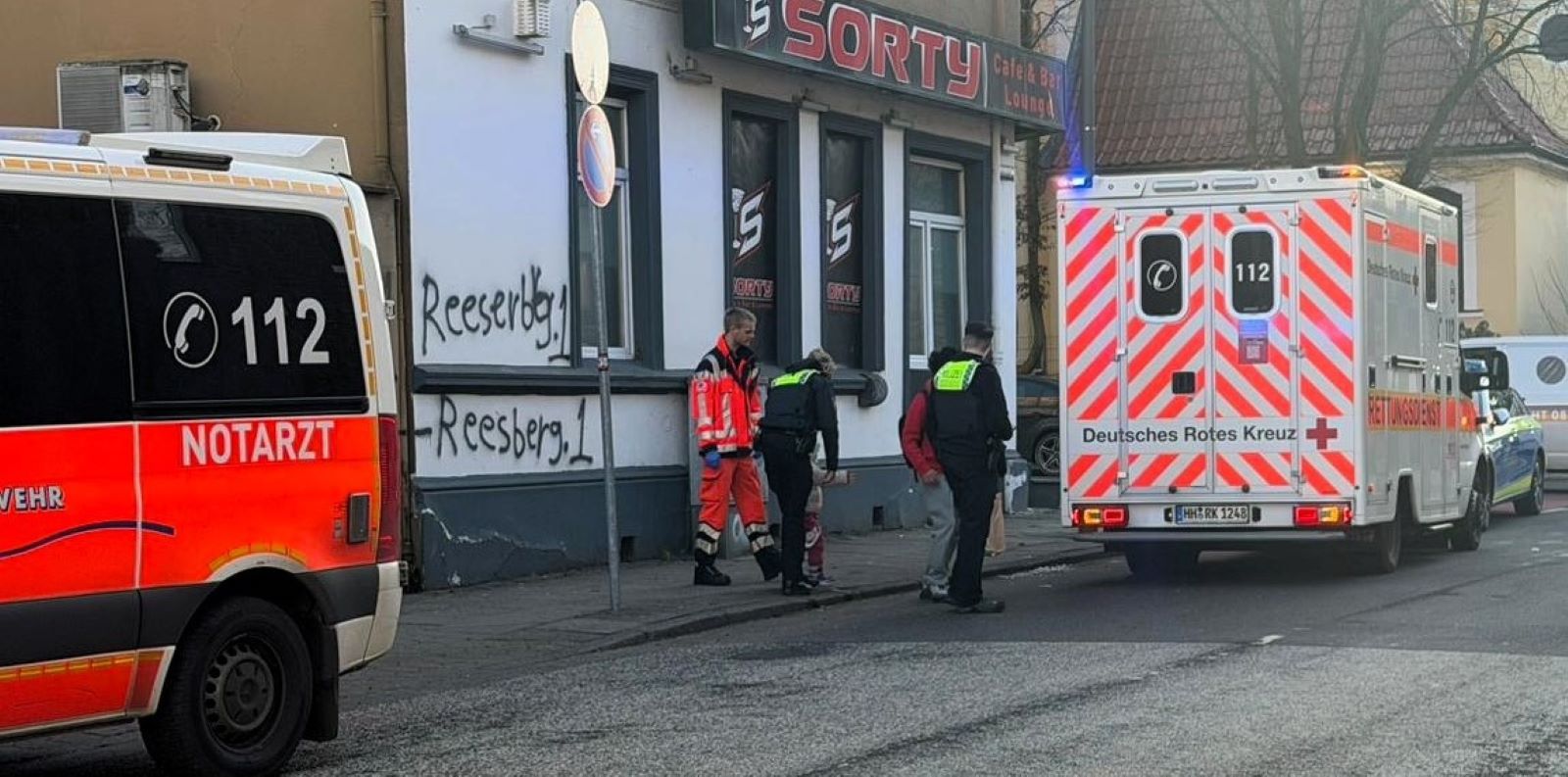 Einsatzkräfte von Polizei und Feuerwehr waren nach dem Unfall vor Ort. Foto: Lenthe-Medien