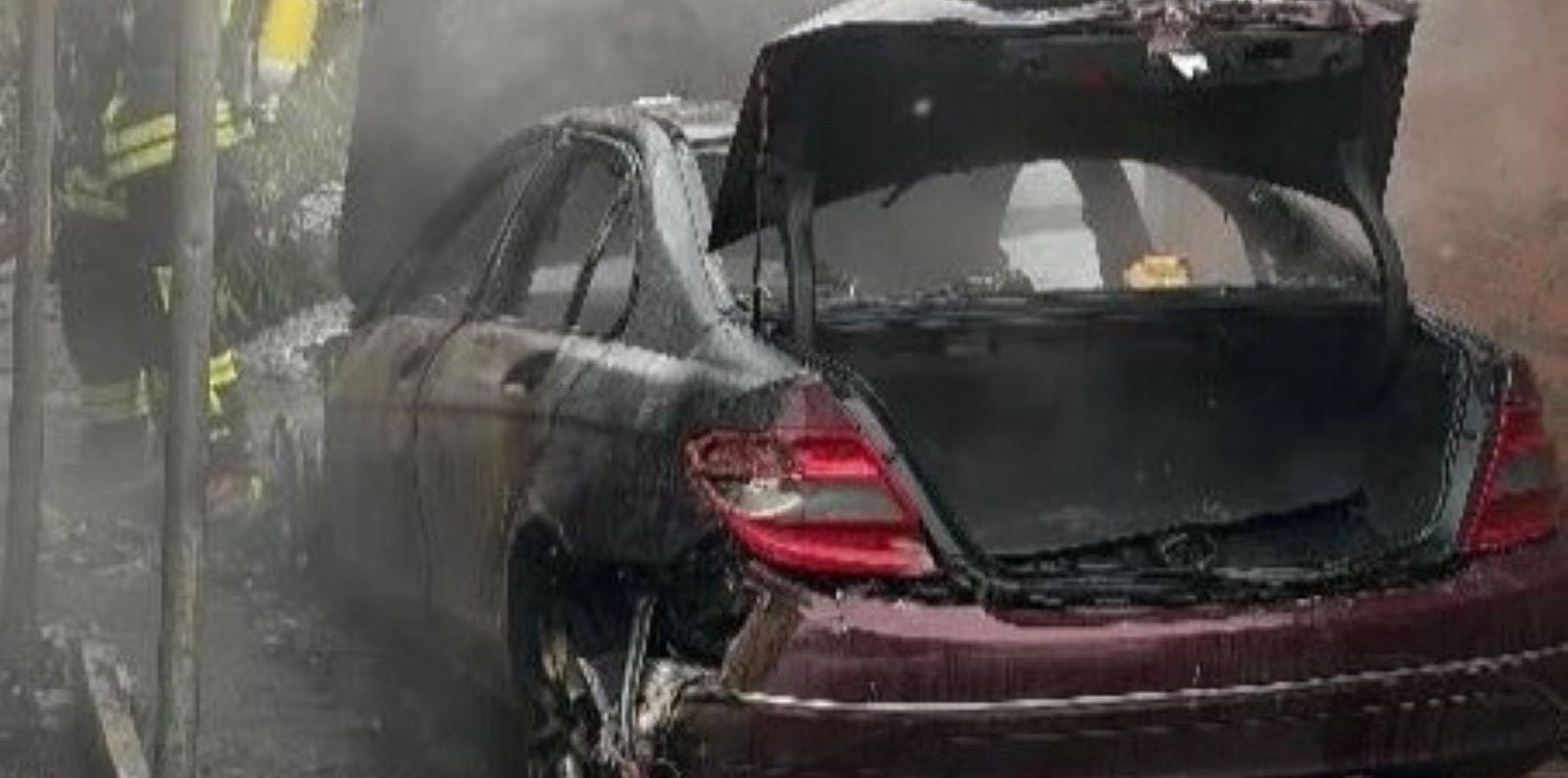 Der Pkw brannte komplett aus. Foto:Polizei