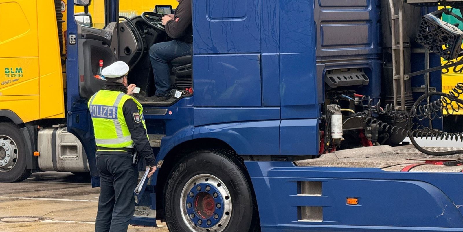 Insgesamt wurden 24 Schwerlastfahrzeuge inklusive deren Fahrer überprüft. Foto: Lenthe-Medien
