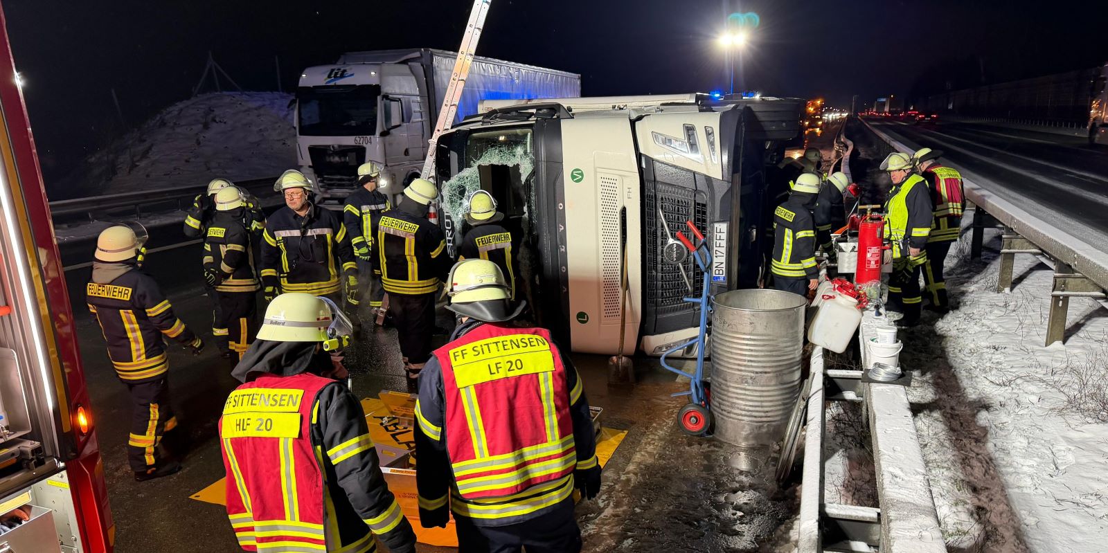Der Sattelschlepper prallte in die Mittelleitplanke und kippte anschließend auf die Seite. Foto: Lenthe-Medien