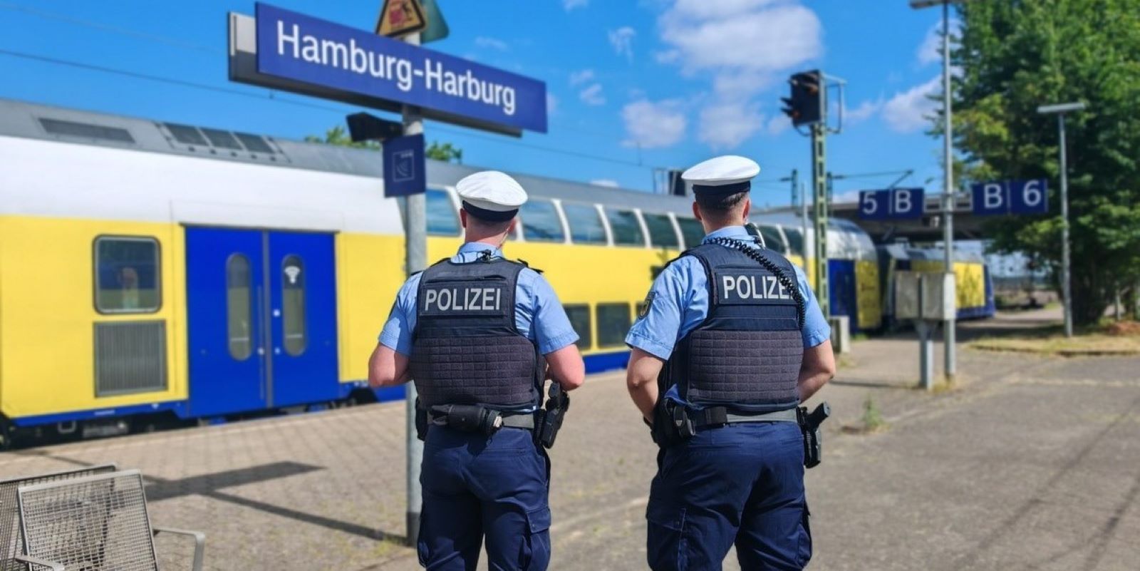 Beamte der Bundespolizei am Bahnhof Harburg. Foto: Bundespolizei