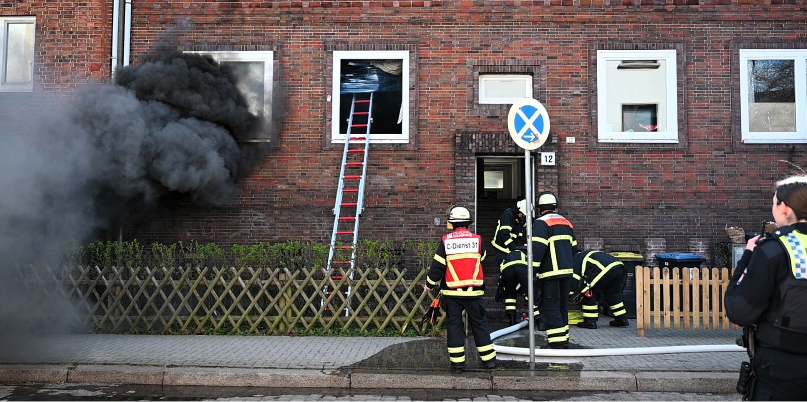 Wohnungsbrand in Heimfeld: Während Feuerwehrleute über ein weiteres geöffnetes Fenster in die Wohnung eindrangen, kam es plötzlich zu einer Durchzündung. Foto: Lenthe-Medien