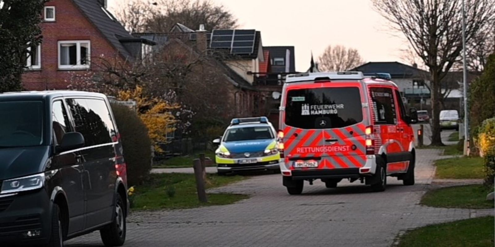 Einsatzfahrzeuge in Rosengarten: In einer Mülltonne hinter einem Einfamilienhaus wurde ein lebloser Säugling entdeckt. Foto: Lenthe-Medien