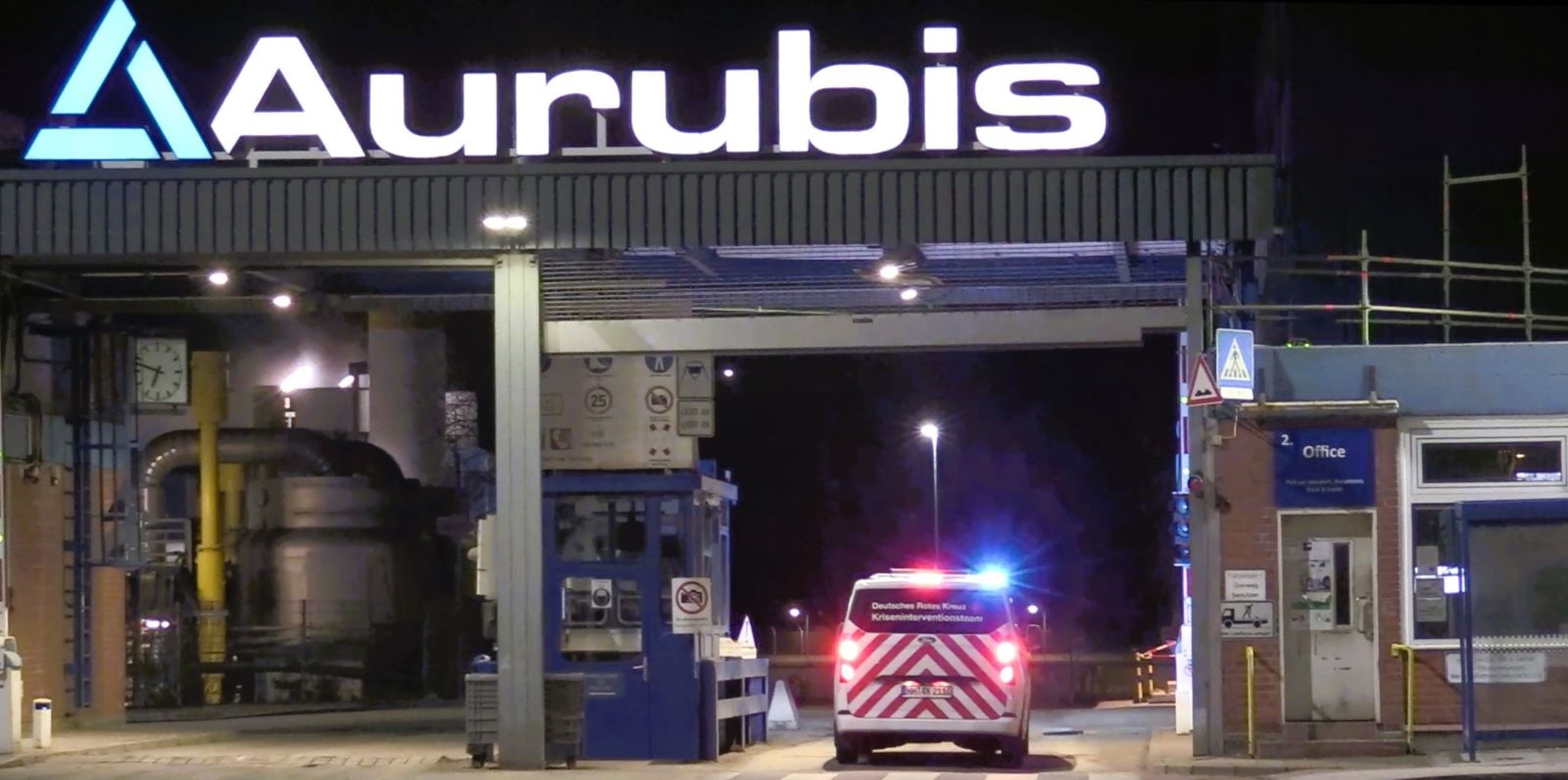 Bei einem Brand in einer Lagerhalle des Unternehmens Aurubis ist am späten Samstagabend eine Person ums Leben gekommen. Foto: Lenthe-Medien/Harms