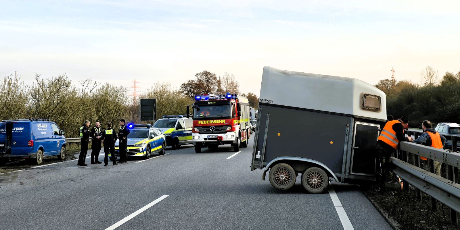 Dieser Verkehrsunfall mit zwei Fahrzeugen und einem Anhänger erforderte am Donnerstagabend den Einsatz der Feuerwehr Maschen auf der A1. Foto: Feuerwehr