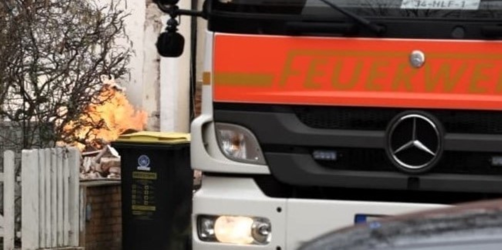 Durch die Beschädigung trat Gas aus und entzündete sich sofort. Aus den Trümmern des Gebäudes sowie aus der Baugrube schlugen meterhohe Flammen. Foto:  Lenthe-Medien/Reimer