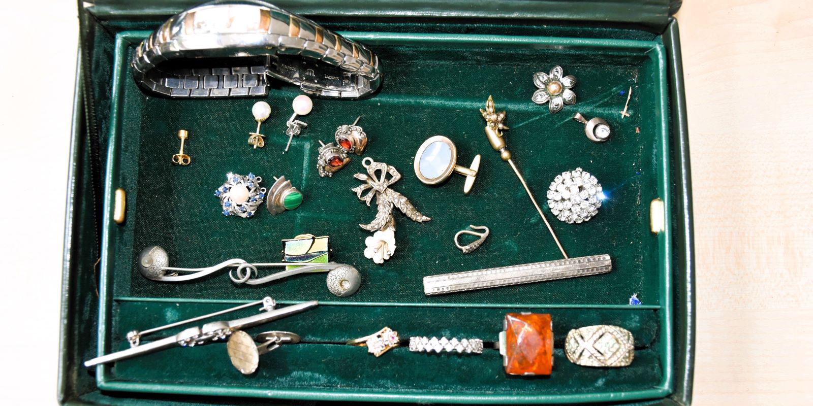 Diese Schatulle mit Schmuch wurde bei Aufräumarbeiten gefunden. Foto: Polizei